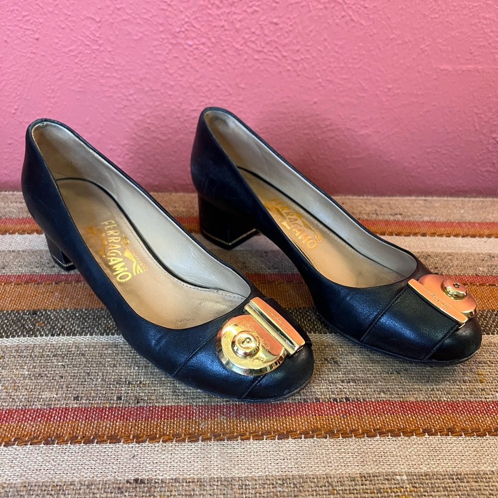 Salvatore Ferragamo Fiamma Black Leather Keyhole Buckle Block Heel Pumps Sz  7